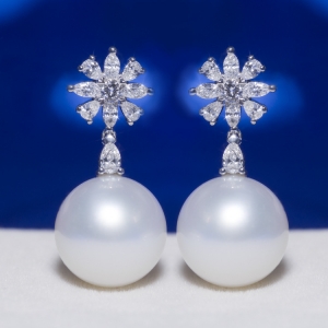 mujer pendientes de perlas blancas