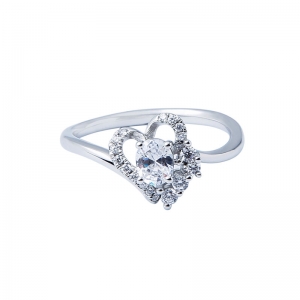 anillo de plata con diseño de corazón y piedra cz
