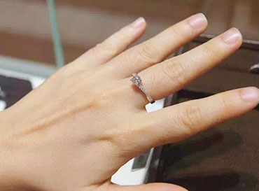 ¿Qué anillo lleva tu dedo si es un poco rechoncho?